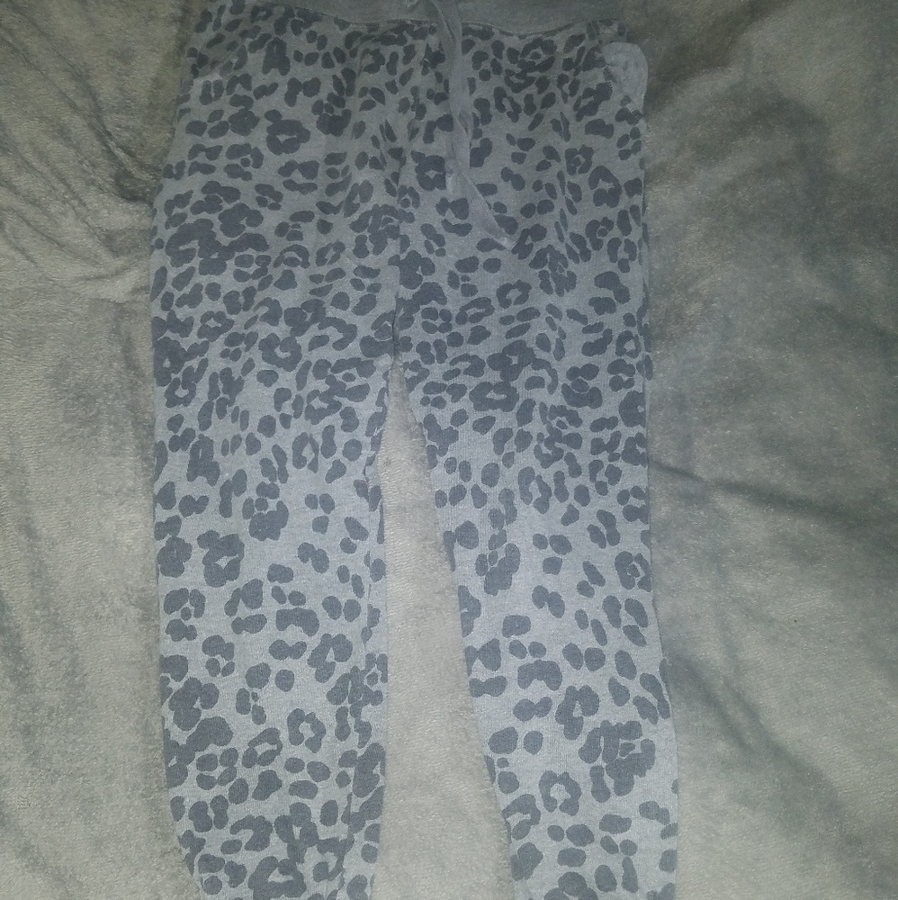 SO leopard gray sweat capris
